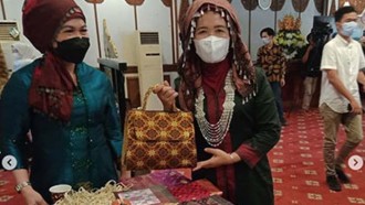 Peringati Hari Batik Nasional, Hesti Haris Kenalkan Buku Sejarah dan Filosofi Batik Jambi