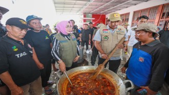 Tinjau Banjir Grobogan, Nana Sudjana Serahkan Bantuan Logistik untuk Pengungsi