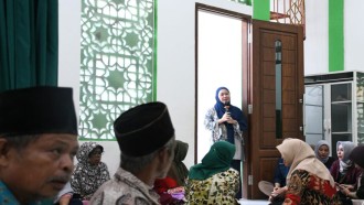 Jadi Juara di Lomba TTG Nasional, Bupati Tiwi Beri Ambulans untuk Desa Karangpucung 