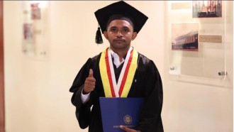 Anak Keluarga Migran Asal NTT Ini Raih Gelar Sarjana di UGM