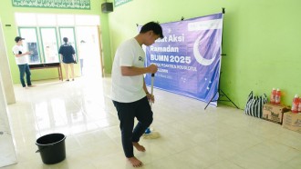 Ramadan Tak Cuma Ibadah, tapi Juga Peduli, Pupuk Indonesia Adakan Bersih-bersih Ponpes di Demak