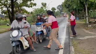 Berbagi Berkah, Sanjaya Thanry Bahtera Sragen Bagikan Ratusan Takjil ke Masyarakat