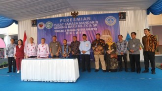 Wamen Pendidikan Dasar dan Menengah Tanda Tangani Komitmen Trigatra Bangun Bahasa